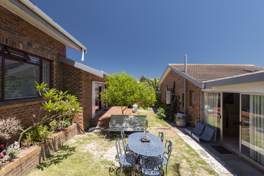 4 Bedroom Property for Sale in Middedorp Western Cape